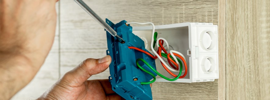 relais temporisé modulaire utilisé dans la protection de tension domestique
